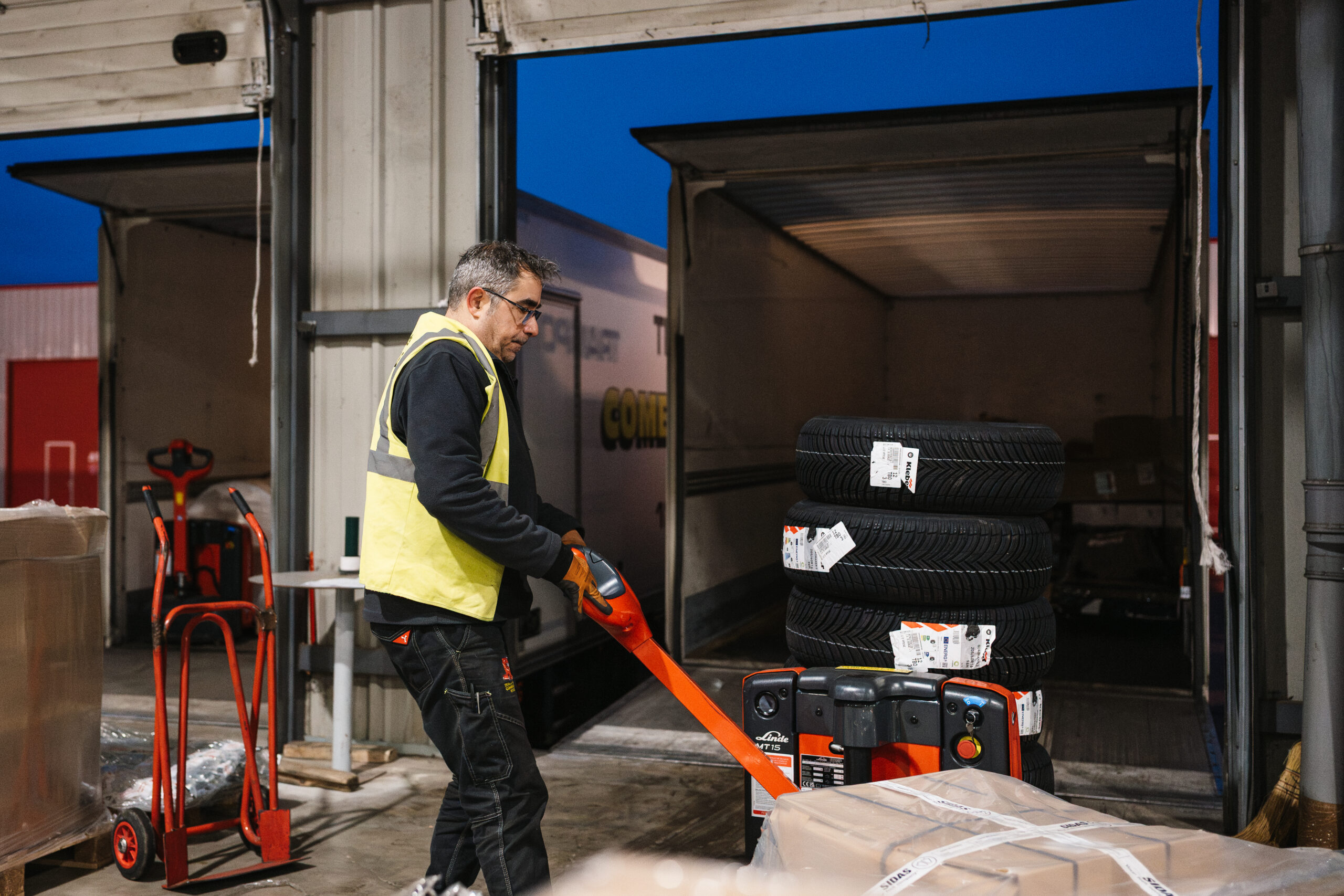 Reportage photo au coeur de l'entreprise Transports Combemale & Fils à Onet-le-Château, Aveyron © Franck Tourneret Photographe