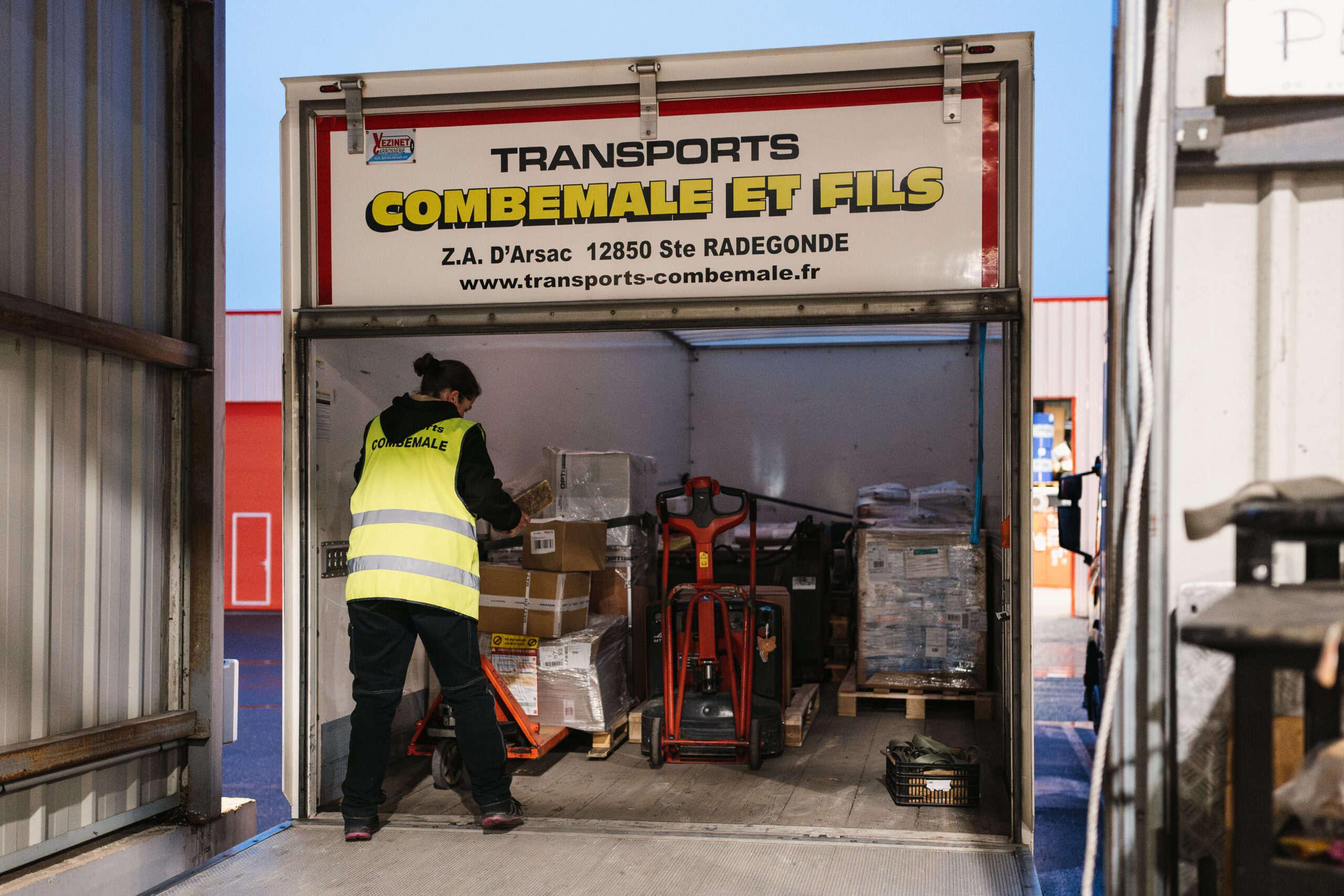 Reportage photo au coeur de l'entreprise Transports Combemale & Fils à Onet-le-Château, Aveyron © Franck Tourneret Photographe